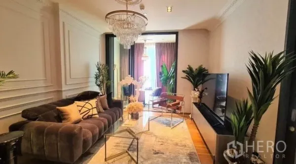 คอนโด ให้เช่าในKhlong Toei, Bangkok - พื้นที่รับแขกอบอุ่น พร้อมทีวี โคมระย้า บานสไลด์สู่ซันรูม และพื้นไม้โทนอุ่น