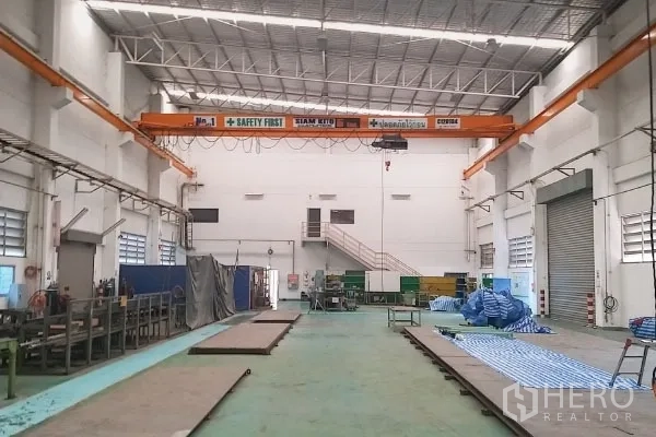 工厂 出售在Rayong - 高挑生产车间，设行车、夹层、卷帘门与整洁工作区。