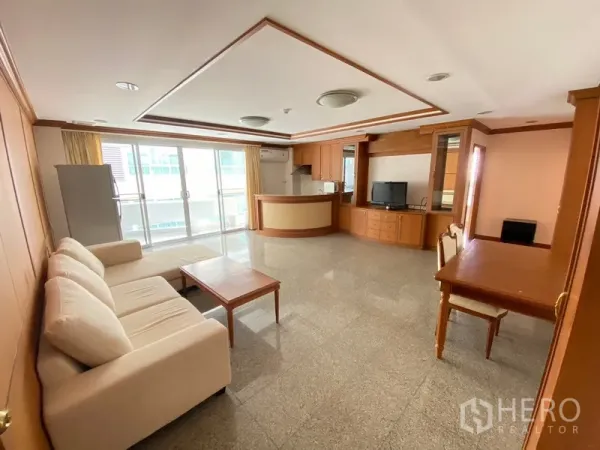 อพาร์ทเมนท์ ให้เช่าในWatthana, Bangkok - พื้นที่นั่งเล่นกว้างมีประตูกระจกบานเลื่อนขนาดใหญ่เปิดสู่ระเบียง พร้อมครัวและมุมทำงาน