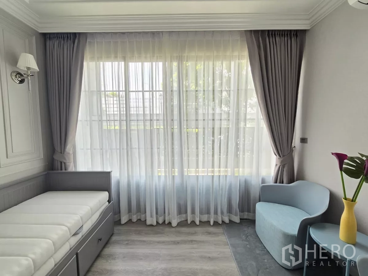 Detached House for rent in Prawet, Bangkok - Cozy guest bedroom with daybed, armchair and full‑height curtains.