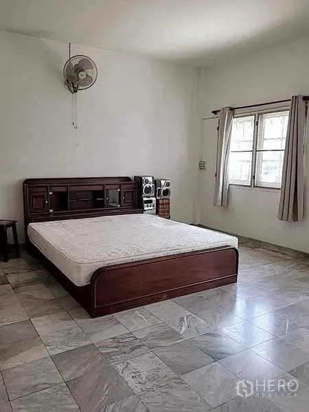 Detached House for rent - Spacious bedroom with bed, windows and marble tile floor.