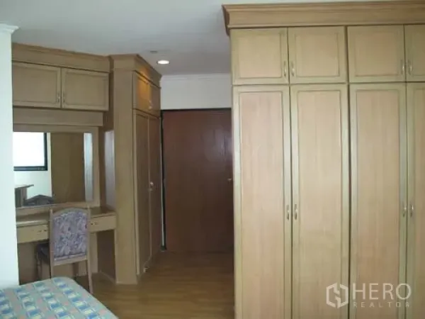 คอนโด ให้เช่าในSathon, Bangkok - ห้องนอนพร้อมตู้เสื้อผ้าบิวท์อิน โต๊ะเครื่องแป้ง และพื้นไม้.