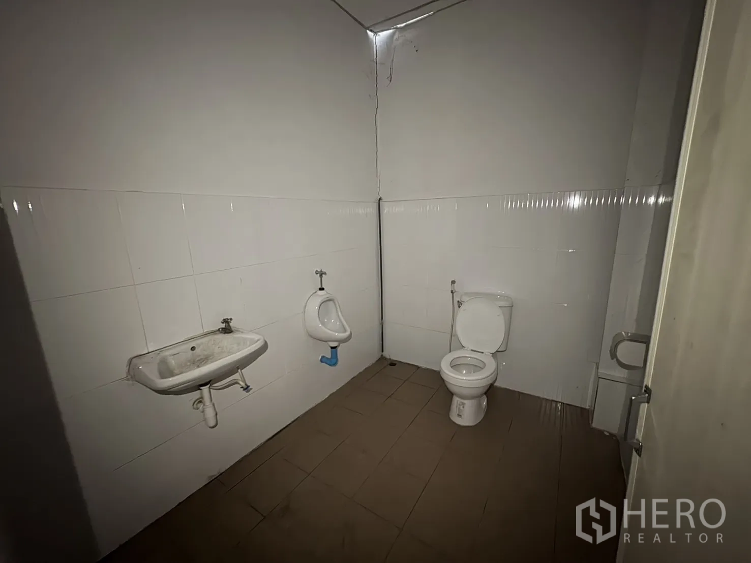 คลังสินค้า ให้เช่าในMueang Samut Prakan, Samut Prakan - ห้องน้ำปูกระเบื้อง มีชักโครก โถปัสสาวะ และอ่างล้างมือ.