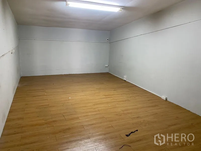 Warehouse for rent in Chatuchak, Bangkok - Multipurpose room with wood‑look flooring and white walls.