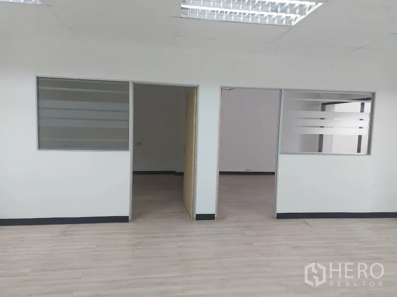 办公空间 出租在Pathum Wan, Bangkok - 主办公区前的两间玻璃隔断房。