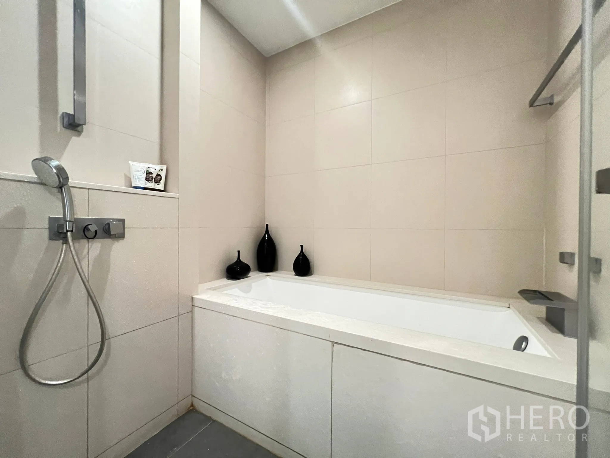 คอนโด ขายในKhlong San, Bangkok - ห้องน้ำมีอ่างอาบน้ำบิวท์อินและฝักบัวมือถือ