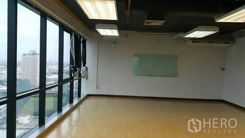 办公空间 出租在Khlong Toei, Bangkok - 开放式工作区，落地窗与开阔城市景观。