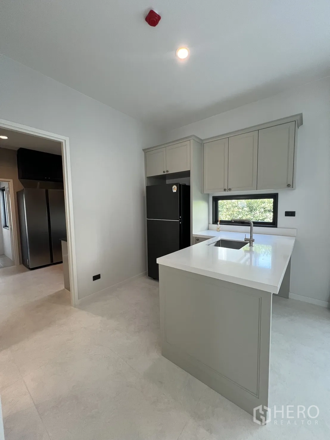 บ้านเดี่ยว for rent in Bang Phli, Samut Prakan - ครัวแพนทรี่สว่าง ไอแลนด์ท็อปสีขาว อ่างล้างจาน และตู้บิวท์อิน