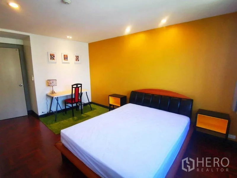 คอนโด ให้เช่าในKhlong Toei, Bangkok - มุมมองอื่นของห้องนอน เตียง โต๊ะทำงาน โต๊ะข้างเตียง ไฟฝังฝ้า