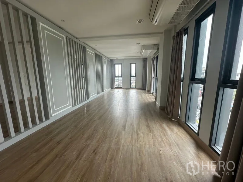 สำนักงานที่บ้าน ให้เช่าในSuan Luang, Bangkok - ออฟฟิศเปิดโล่งรับแสงธรรมชาติ พื้นไม้เอ็นจิเนียร์