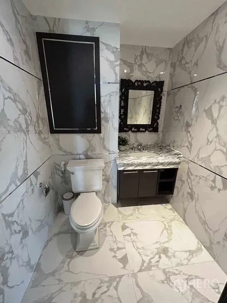 คอนโด ขายในWatthana, Bangkok - ห้องน้ำโทนหินอ่อนสีขาว พร้อมเคาน์เตอร์ล้างหน้าและกระจกกรอบลาย