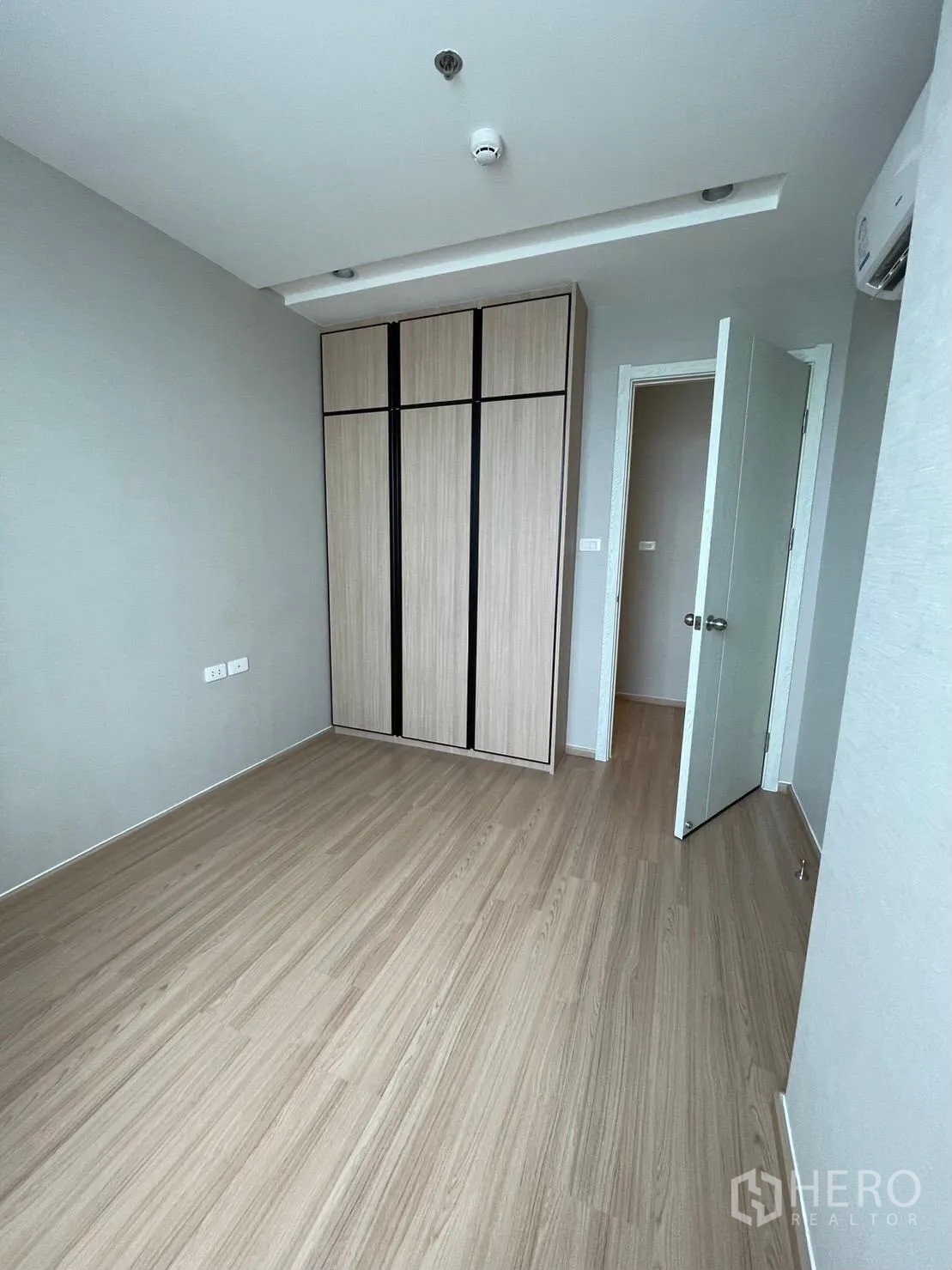 คอนโด for rent in Suan Luang, Bangkok - ห้องนอนรองหรือห้องทำงานพร้อมตู้เสื้อผ้าบิวท์อิน แอร์ และพื้นไม้