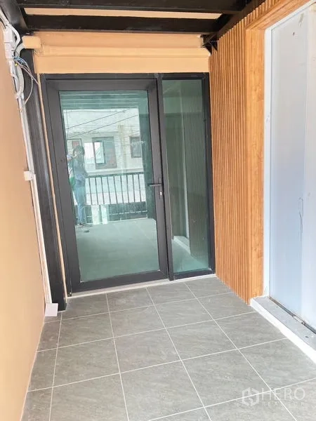 พื้นที่ขายปลีก ให้เช่า - โถงทางเข้าแบบมีหลังคาพร้อมประตูกระจกบานเลื่อนและพื้นกระเบื้องของพื้นที่ค้าปลีกในกรุงเทพฯ