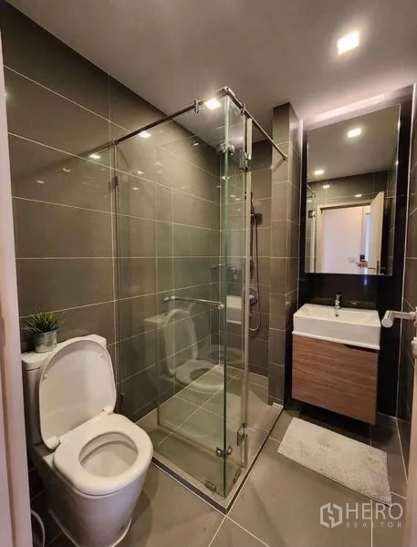 คอนโด ให้เช่าในWatthana, Bangkok - ห้องน้ำที่สอง กระจกกั้นอาบน้ำ อ่างล้างหน้า และโถสุขภัณฑ์