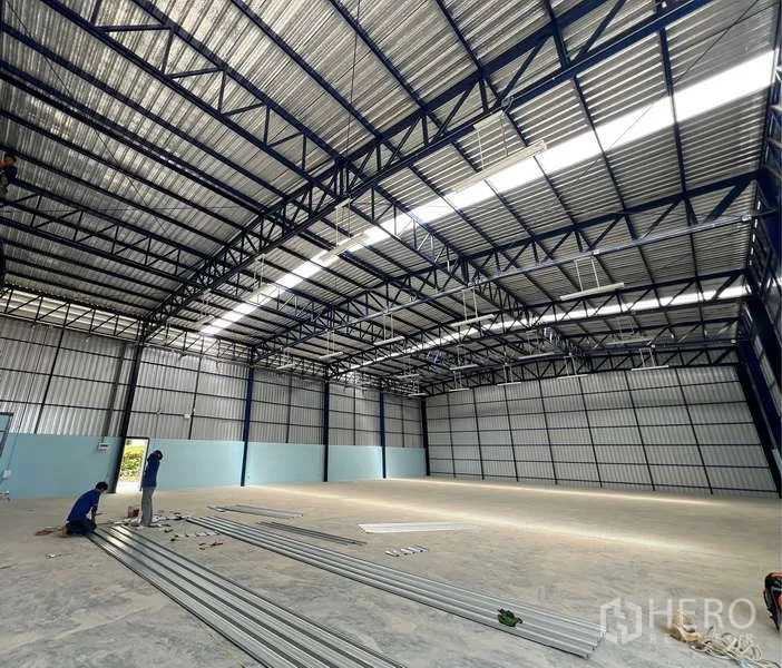 货栈 出租在Lat Krabang, Bangkok - 开阔仓库空间，金属墙板与明亮屋面采光，适合装卸与存储。