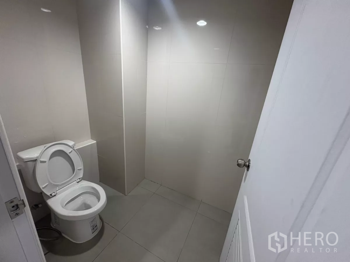 工厂 出租在Bang Phli, Samut Prakan - 另一间坐便卫生间，铺设瓷砖并带小窗。