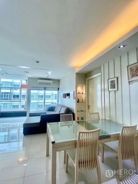 คอนโด ให้เช่าหรือขายในBang Kapi, Bangkok - พื้นที่นั่งเล่นและทานข้าวโปร่งโล่ง หน้าต่างสูงจรดเพดาน มองเห็นวิวเมือง