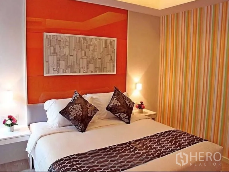อาคารพาณิชย์ ให้เช่าหรือขายในKhlong Toei, Bangkok - ห้องนอนอบอุ่นด้วยหัวเตียงสีส้ม ไฟหัวเตียง และหมอนตกแต่ง
