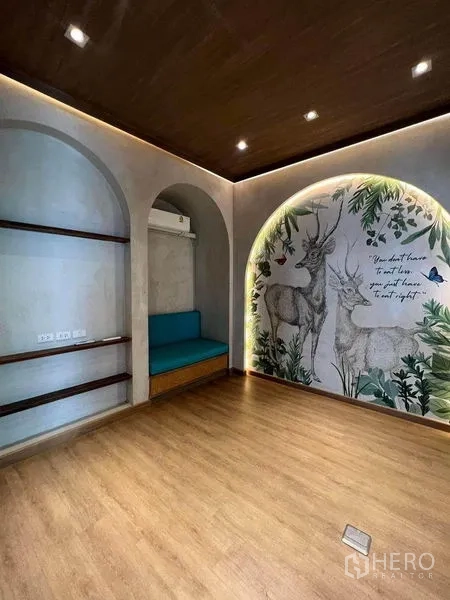 พื้นที่ขายปลีก ให้เช่าในPhaya Thai, Bangkok - ผนังเด่นลายกวางพร้อมซุ้มโค้งและเบาะนั่งบิวท์อิน