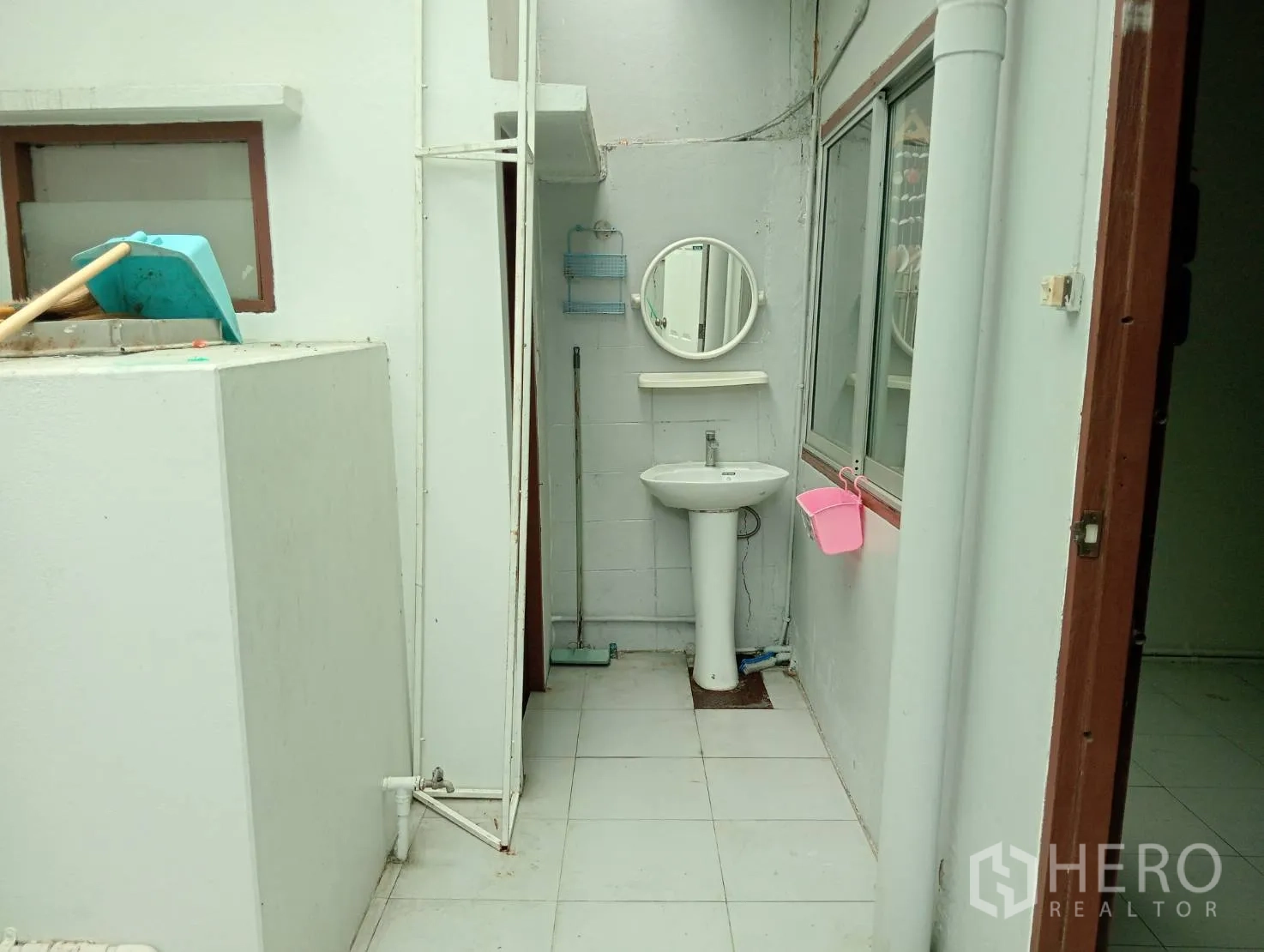 สำนักงานที่บ้าน ให้เช่าในKhlong Toei, Bangkok - ลานซักล้างด้านหลัง อ่างล้างหน้าแบบขาตั้งและพื้นกระเบื้อง