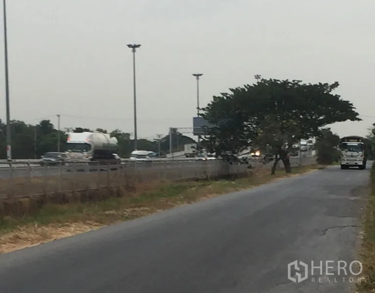 คลังสินค้า ให้เช่าในKhlong Luang, Pathum Thani - ถนนทางเข้าเชื่อมต่อกับทางหลวงและไฟส่องสว่าง แสดงถึงการขนส่งที่สะดวก