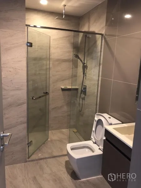 คอนโด ให้เช่าในWatthana, Bangkok - ห้องน้ำที่สองพร้อมตู้กระจกอาบน้ำ เรนชาวเวอร์ อ่างล้างหน้าและโถสุขภัณฑ์