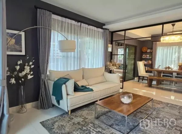 独立式住宅 出租在Bang Phli, Samut Prakan - 客厅采光充足，米色沙发、落地灯与纱帘和木质茶几