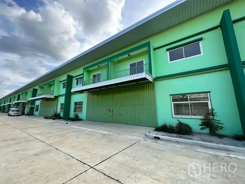 货栈 出租在Pathum Thani - 位于Lat Lum Kaeo的绿色现代仓库一排，卷闸门与宽阔车道，巴吞他尼府。