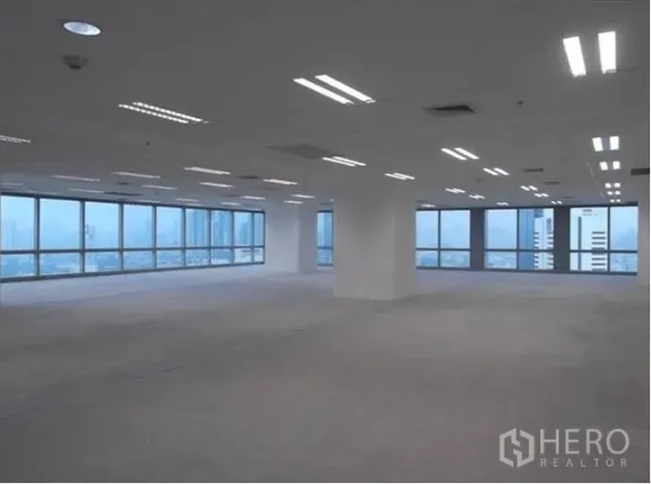 สำนักงาน ให้เช่า - พื้นที่สำนักงานขนาดใหญ่มีเสาคั่น พื้นคอนกรีตรอปู และหน้าต่างกระจกบานกว้าง