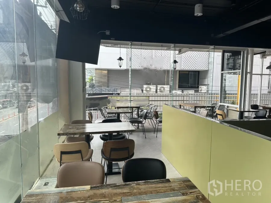 零售空间 出租在Khlong Toei, Bangkok - 靠近轻轨的零售空间，转角就座区，通高玻璃与城市景观。