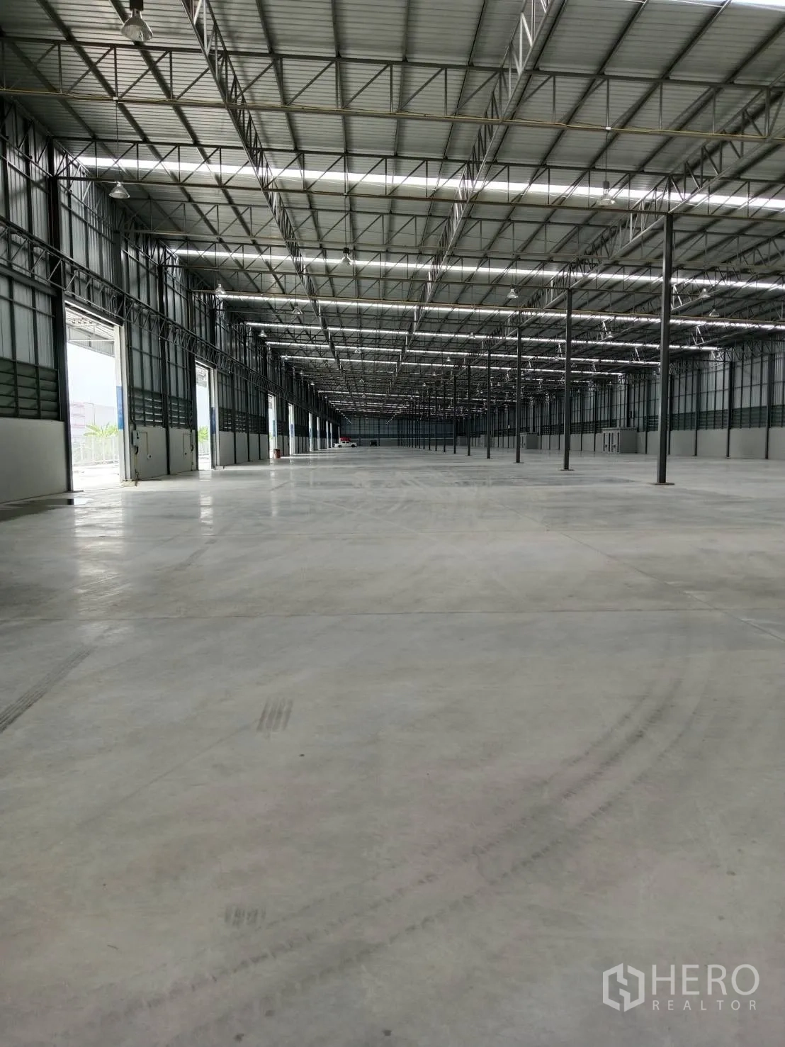 仓库 for rent in Lat Krabang, Bangkok - 仓库内部开敞空间，混凝土地面，钢结构高屋顶，天窗带，多处出入口。