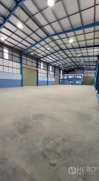 工厂 出租或出售在Phanat Nikhom, Chon Buri - 宽阔通透的仓库内部，抛光混凝土地面与LED照明。