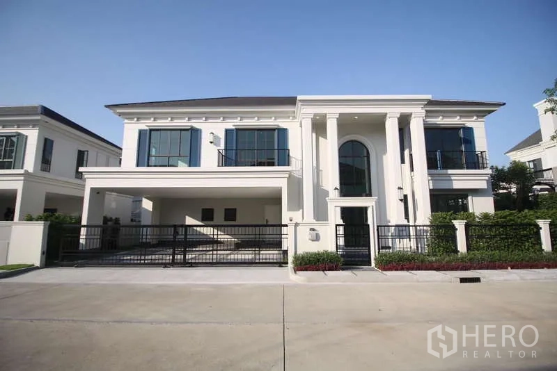 独立式住宅 出租在Bang Phli, Samut Prakan - 两层独栋别墅外观，双车位车棚与古典立柱。