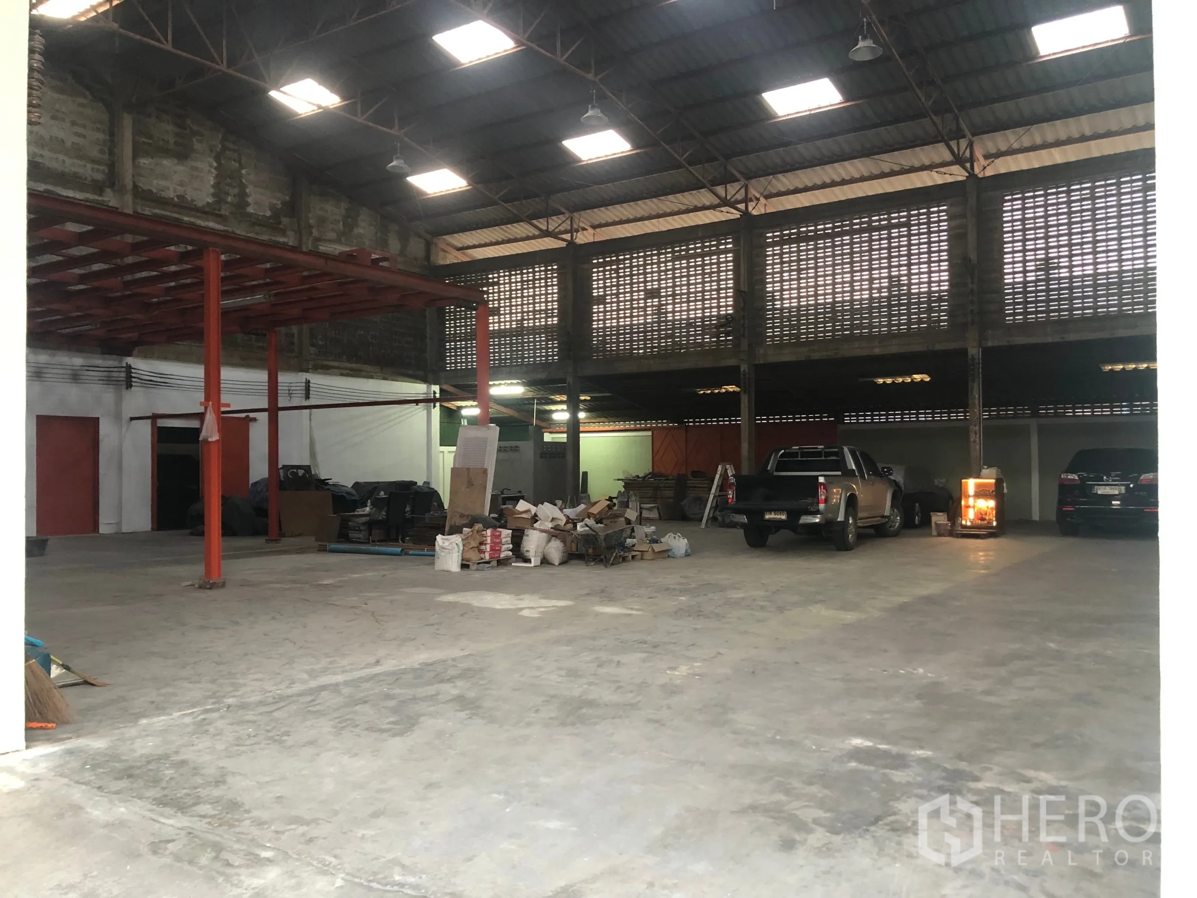 Warehouse for rent in Min Buri, Bangkok - Open warehouse hall with high ceilings, roof trusses and multiple parking and work zones.
