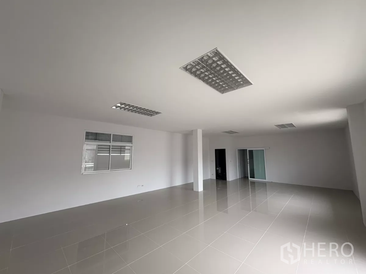 工厂 出租在Phra Samut Chedi, Samut Prakan - 办公室层的另一视角，设窗户与推拉玻璃门。