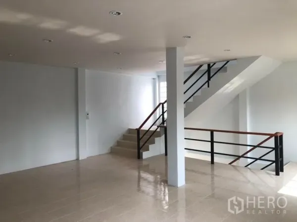 工厂 出租在Pak Kret, Nonthaburi - 二层开放空间与楼梯栏杆，适合办公室或展示厅