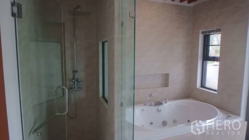 บ้าน ให้เช่าในWatthana, Bangkok - ห้องน้ำในตัวพร้อมฝักบัวกระจกข้างอ่างจากุซซี่และผนังกระเบื้อง