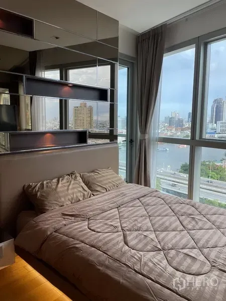 คอนโด ขายในKhlong San, Bangkok - ห้องนอนที่สองผนังกระจกและชั้นกระจกดีไซน์ มุมมองสู่แม่น้ำ