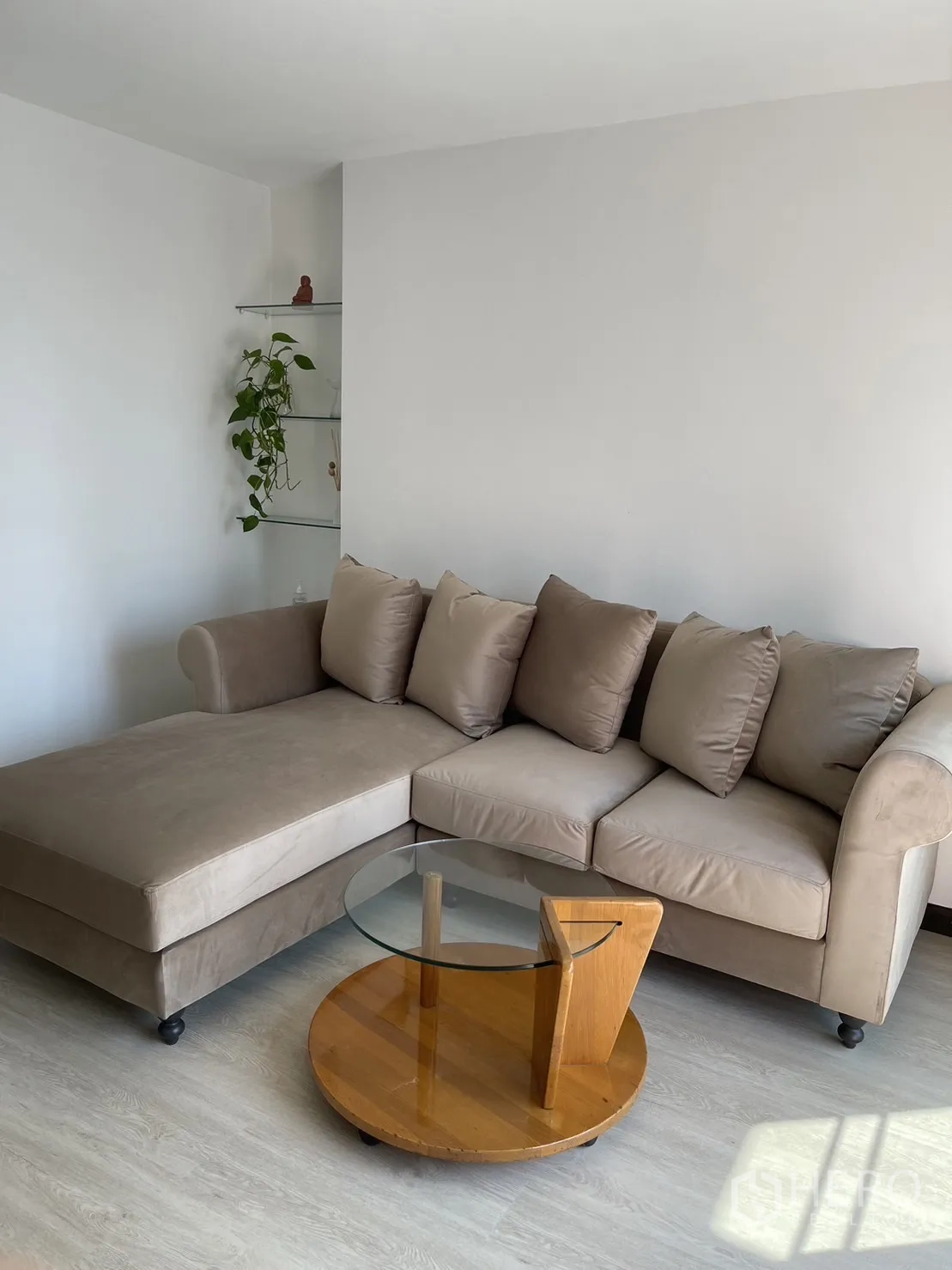 คอนโด ให้เช่าหรือขายในWatthana, Bangkok - ห้องนั่งเล่นมุมโซฟาเข้ามุม พร้อมโต๊ะกลางกระจกทรงกลม