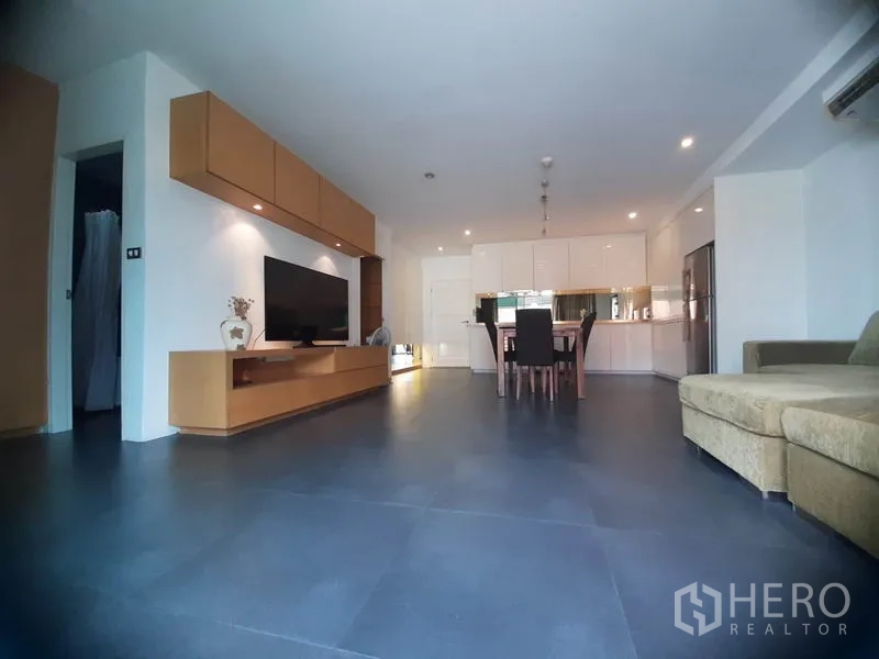 คอนโด ให้เช่าในPhaya Thai, Bangkok - ห้องนั่งเล่น-ทานอาหารกว้างขวาง พื้นกระเบื้องเข้มพร้อมโซฟาและชั้นวางทีวี