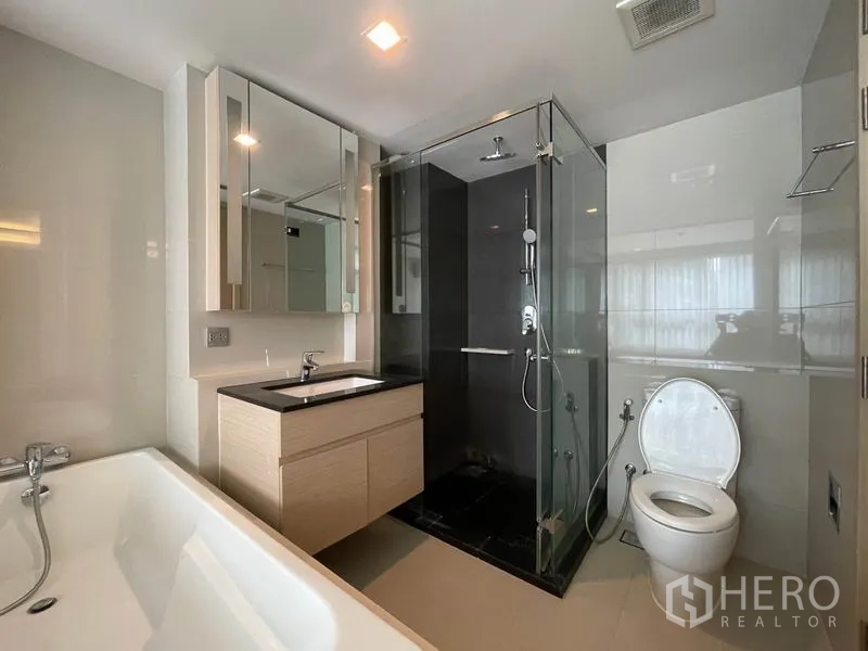 คอนโด ขายในWatthana, Bangkok - ห้องน้ำร่วมสมัย มีอ่างอาบน้ำ ฝักบัวกระจก และเคาน์เตอร์อ่างล้างหน้า