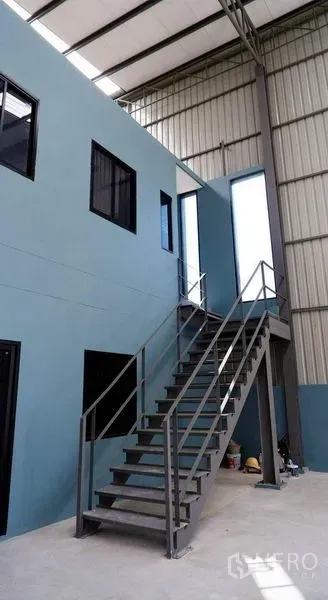 货栈 出租在Bueng Kum, Bangkok - 通往夹层办公室的钢制楼梯，仓库层高高。