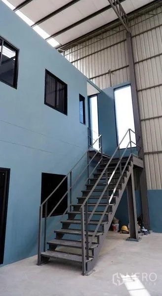 货栈 出租在Bueng Kum, Bangkok - 通往夹层办公室的钢制楼梯，仓库层高高。