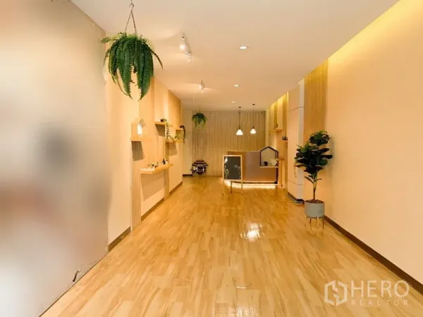 พื้นที่ขายปลีก ให้เช่าในKhlong Toei, Bangkok - ภายในร้านแสงอบอุ่น พื้นไม้เงา โคมไฟห้อย และชั้นวางบิลท์อิน