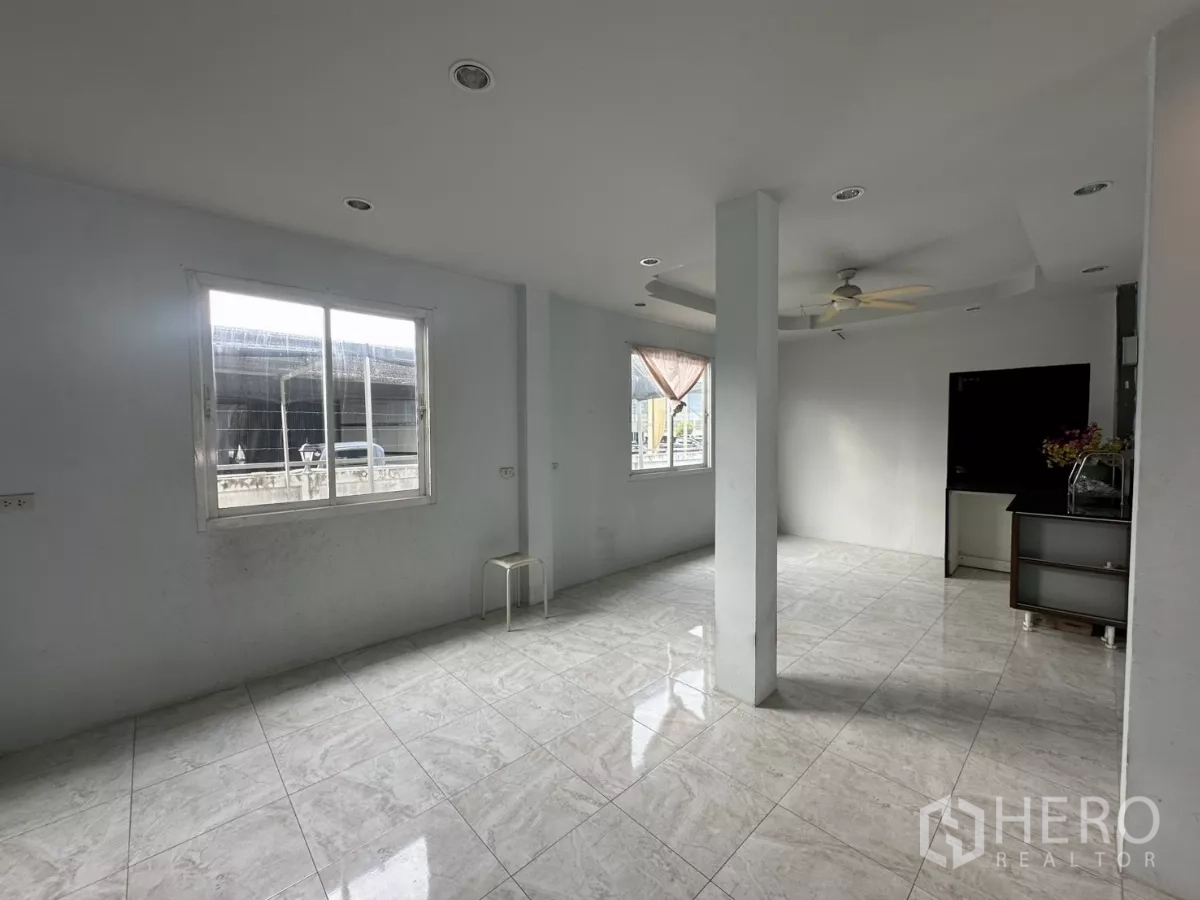 สำนักงานที่บ้าน ให้เช่า - พื้นที่อเนกประสงค์ชั้นบน มีหน้าต่าง เสา และพัดลมเพดาน.