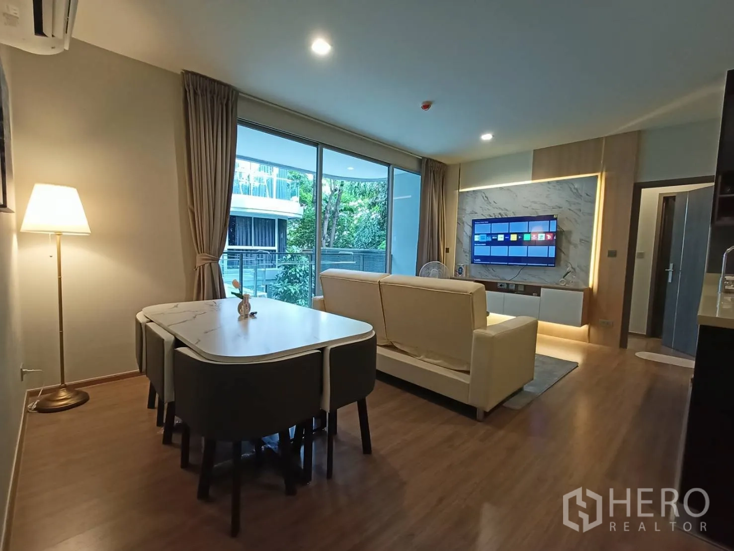 公寓 for rent in Watthana, Bangkok - 客餐厅一体，电视大理石背景墙与大滑门通往阳台