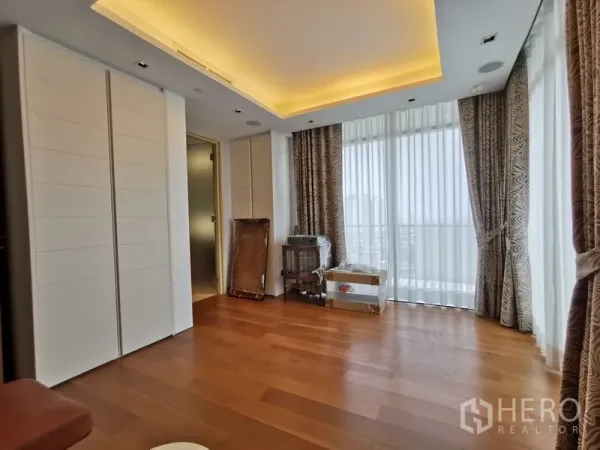 คอนโด ให้เช่าหรือขายในPhaya Thai, Bangkok - ห้องนอนพร้อมหน้าต่างสูงจรดเพดาน ตู้เสื้อผ้ากว้าง และไฟซ่อน