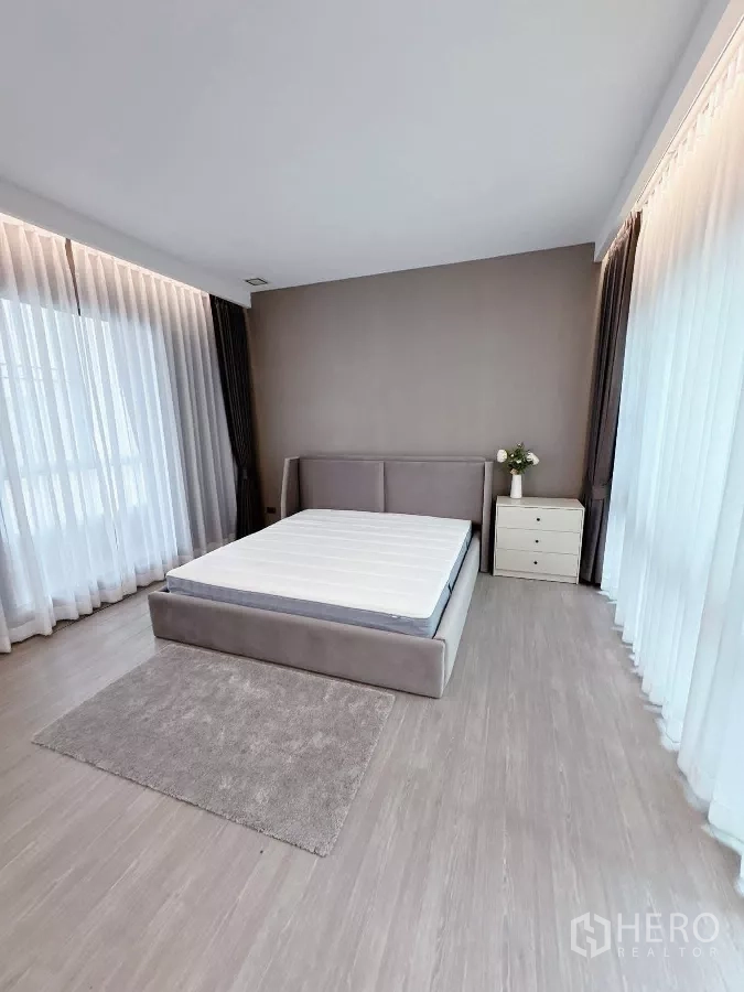 ทาวน์เฮาส์ ให้เช่าหรือขายในLat Phrao, Bangkok - มุมห้องนอนใหญ่เห็นม่านโปร่งจากพื้นจรดเพดาน