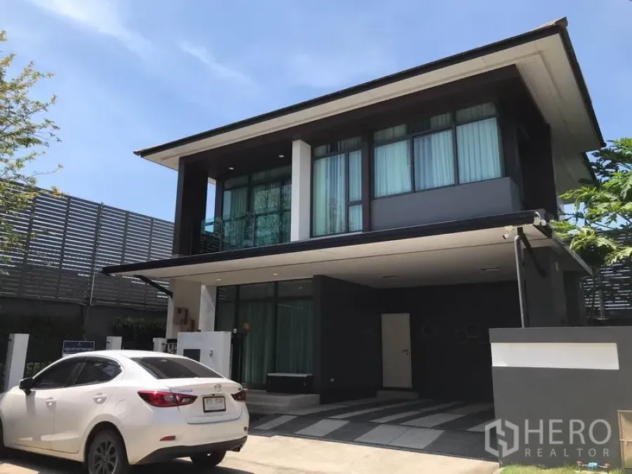 独立式住宅 出租在Bang Kapi, Bangkok - 现代两层独栋别墅，带遮雨车棚与大面积落地窗，位于曼谷Bang Kapi。