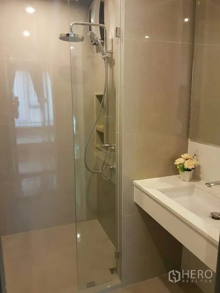 คอนโด ให้เช่าในKhlong Toei, Bangkok - ห้องน้ำสมัยใหม่ พร้อมตู้ฝักบัวกระจกและอ่างล้างหน้า